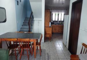 eine Küche und ein Esszimmer mit einem Tisch und Stühlen in der Unterkunft Casa de praia in Itapoa