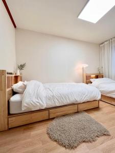 een slaapkamer met 2 bedden en een tapijt bij [New!] 3BR & 2Bath for big group in Seoul