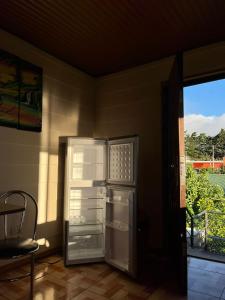 una nevera con la puerta abierta en una habitación en Bonanza, en Monteverde