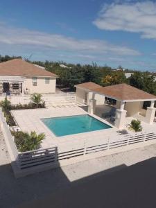 - une vue aérienne sur une maison avec une piscine dans l'établissement Villa Victoria Pool Retreat, à Long Bay Hills