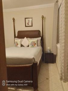 - une chambre avec un lit et des oreillers dans l'établissement Villa Victoria Pool Retreat, à Long Bay Hills