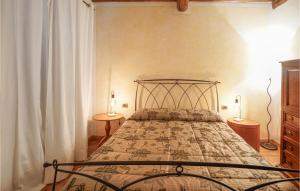 een slaapkamer met een bed en twee lampen op tafels bij Awesome Apartment In Castel San Gimignano With Wifi in Castel San Gimignano