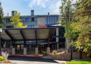 un edificio con un cartel en la parte delantera en Silver King & Prime Park City Condo en Park City