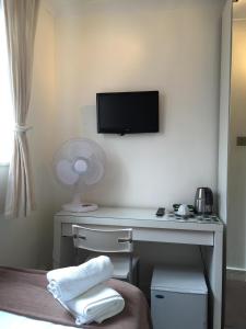 TV a/nebo společenská místnost v ubytování Dockside Hotel