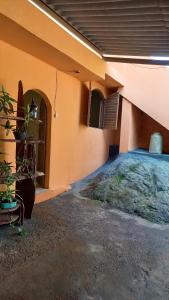 an empty building with a plant in the corner at Sítio Recanto das Pedras /Boca da Mata Ijaci in Ijaci