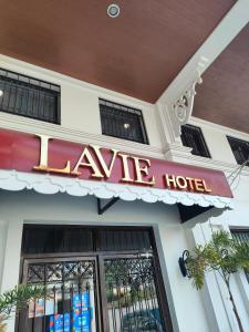 una señal de hotel de ahorro en el lateral de un edificio en LaVie Hotel, en Vigan