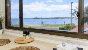BellaraにあるWater Views From Your Windowの水辺の景色が見える大きな窓のある部屋