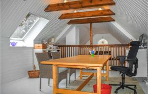 - une salle à manger avec une table et des chaises en bois dans l'établissement Lovely Home In Hllviken With Kitchen, à Höllviken