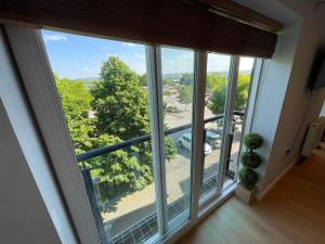 een kamer met een groot raam met uitzicht bij Newly Refurbished 2 Bedroom Apartment Weston Super Mare in Worle