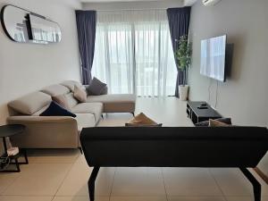 Tanjong Tokong的住宿－The Landmark Penang by Stay Premium，客厅配有沙发和桌子