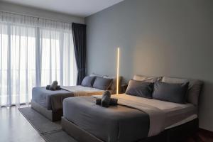 Tanjong Tokong的住宿－The Landmark Penang by Stay Premium，一间卧室设有两张床和大窗户