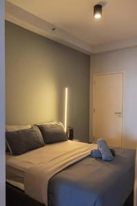 Un dormitorio con una cama grande con una toalla azul. en The Landmark Penang by Stay Premium, en Tanjong Tokong
