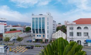 una strada cittadina con un grande edificio bianco di Hotel 19, Penang a George Town