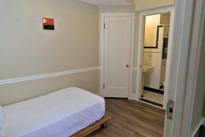 Ένα ή περισσότερα κρεβάτια σε δωμάτιο στο Hotel Leo