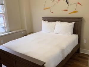 Ένα ή περισσότερα κρεβάτια σε δωμάτιο στο Hotel Leo