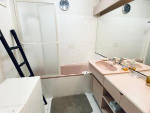 Ένα μπάνιο στο Appartement T3 Lumineux avec Balcon, Garage et Wi-Fi - Plage et Commerces à Proximité - FR-1-92-561 +21 φωτογραφίες