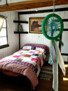 - une chambre avec un lit et un ventilateur vert dans l'établissement La Casona Pilaló, 