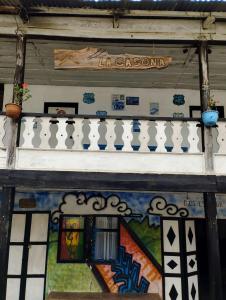 un bâtiment avec une peinture sur son côté dans l'établissement La Casona Pilaló, 