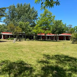 Un jardín fuera de Hotel Chacra Bereshit