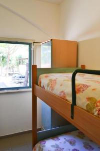Krevet ili kreveti na kat u jedinici u objektu Bungalow in a resort in Lido del Sole with terrace