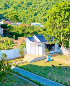 una piccola casa con giardino e parco giochi di MỘC CHÂU HOUSE a Mộc Châu