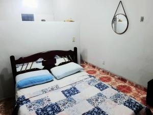 um quarto com uma cama e um espelho na parede em STUDIO NITERÓI-BARCAS em Niterói