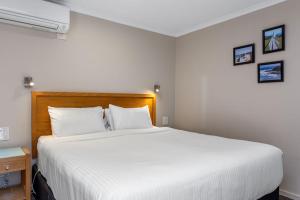 Katil atau katil-katil dalam bilik di Apollo Bay Motel & Apartments +81 gambar