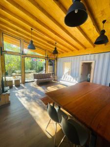 uma grande sala de jantar com uma grande mesa de madeira em Pucura Eco Lodge em Licán Ray