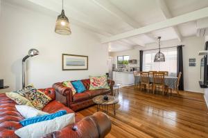 een woonkamer met een bank en een tafel bij George's at Rye in Rye