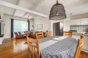 een eetkamer en keuken met een tafel en stoelen bij George's at Rye in Rye +8 foto's