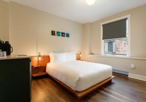 Ένα ή περισσότερα κρεβάτια σε δωμάτιο στο Hotel Leo
