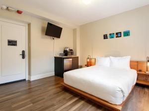 Ένα ή περισσότερα κρεβάτια σε δωμάτιο στο Hotel Leo