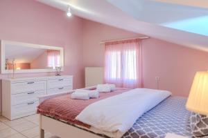 1 dormitorio con 1 cama con tocador y espejo en Georgina's Meteora Loft Apartment, en Kalambaka