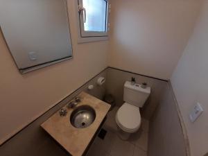 Baño pequeño con aseo y lavamanos en Duplex tipo Casa Mendoza en Villa Hipódromo
