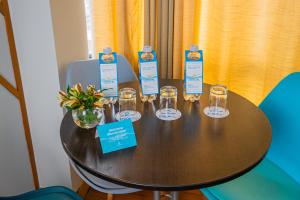 una mesa con vasos y botellas encima en Golden Mar Hotel, en Lima
