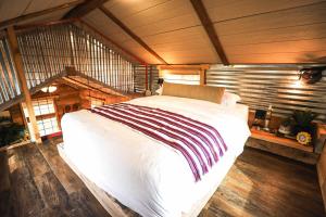 Säng eller sängar i ett rum på Crows Nest Treehouse At El Mstico Ranch
