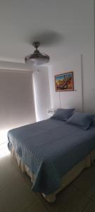 科尔多瓦Departamento Alta Cordoba "Lautaro", con Pileta的一间卧室设有一张蓝色的床和天花板 更多13张照片
