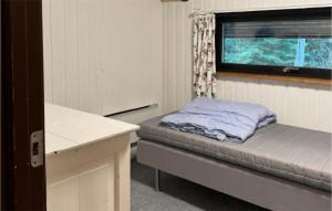 Kleines Zimmer mit einem Bett und einem Fenster in der Unterkunft Awesome Home In Annerstad With Sauna in Annerstad