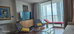 uma sala de estar com uma televisão e uma varanda com em Brickell Miami Unit, Amazing view, balcony, Pool, 1 free Parking em Miami