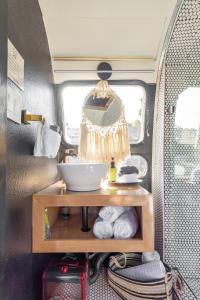 ein Badezimmer in einem Wohnwagen mit Waschbecken in der Unterkunft Silver Bullet Airstream, El Mistico Glamping Ranch in Nogal