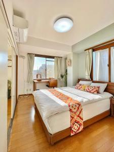 Un dormitorio con una cama grande y una ventana en 池袋新宿涩谷三地埼京线9分至16分直达 可住2人至10人 星の園, en Tokio