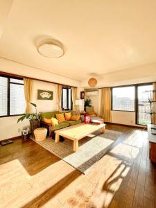 sala de estar con sofá y mesa en 池袋新宿涩谷三地埼京线9分至16分直达 可住2人至10人 星の園, en Tokio