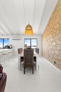 a kitchen and dining room with a table and chairs at ꙮOceanviewꙮGamesroomꙮBBQꙮPetꙮBIG families in Mandurah