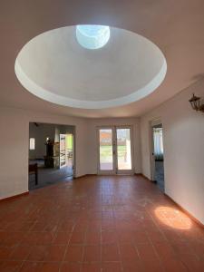 an empty living room with a ceiling with a window at Casa de Campo Buganvilllas in Mecapaca