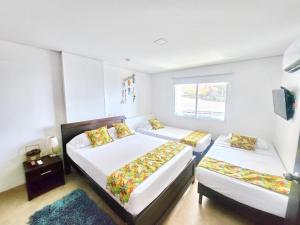 Łóżko lub łóżka w pokoju w obiekcie Flat In Rodadero Beachfront With 2 Bedrooms