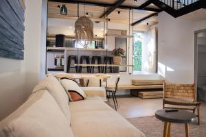 - un salon avec un canapé et une table dans l'établissement D'Palm Villas, à Puntarenas