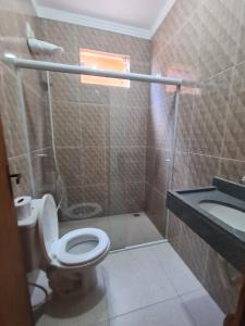 uma casa de banho com um WC e um lavatório em Casa Diamantina em Lençóis