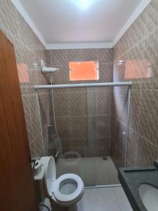 uma casa de banho com um chuveiro, um WC e um lavatório. em Casa Diamantina em Lençóis