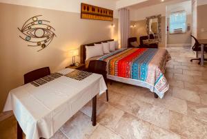 Un dormitorio con dos camas y una mesa dentro. en White Orchid Apartments, en Fort Myers