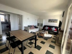 uma sala de estar com uma mesa e um sofá em Appartement Saint-Cyr-sur-Mer, 2 pièces, 4 personnes - FR-1-770-15 em Saint-Cyr-sur-Mer
